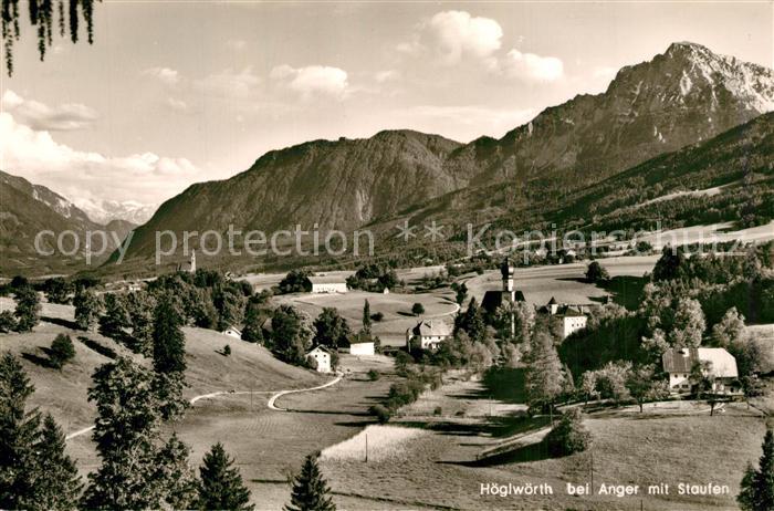 Hoeglwoerth Landschaftspanorama mit Staufen Chiemgauer Alpen