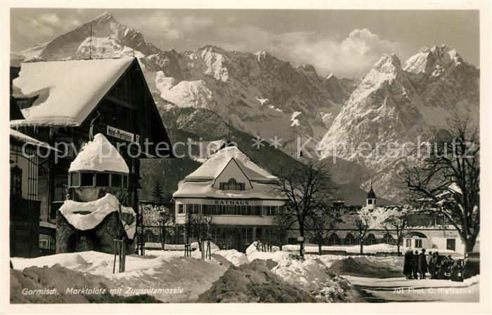 GARMISCH-PARTENKIRCHEN Bayern Marktplatz im Winter mit Zugspitzmassiv Wetterstei