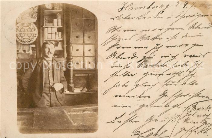 HAMBURG CITY Mann im Laden