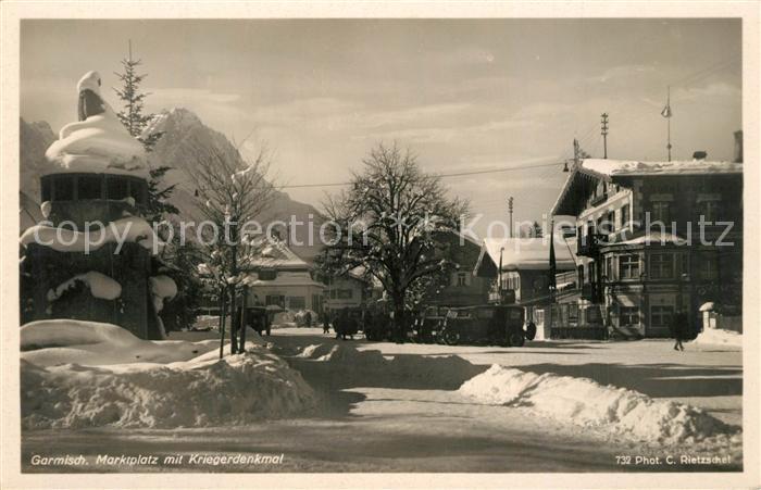 GARMISCH-PARTENKIRCHEN Bayern Marktplatz mit Kriegerdenkmal im Winter