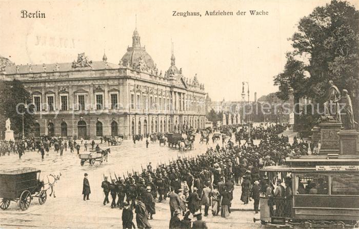 BERLIN  CITY Zeughaus Aufziehen der Wache Strassenbahn Postkutschen
