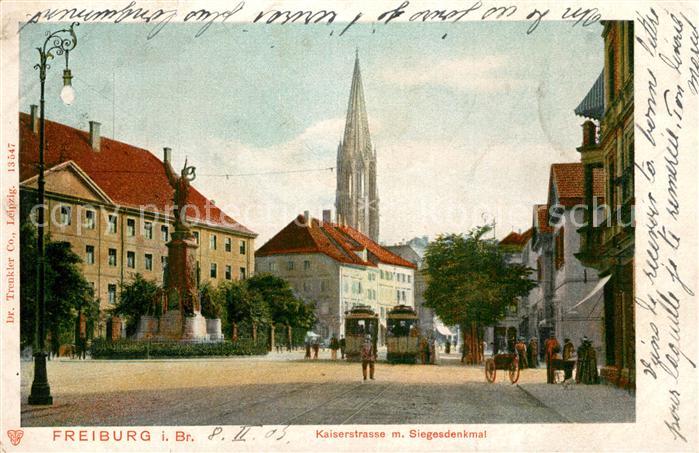 Freiburg Breisgau Kaiserstrasse mit Siegesdenkmal Blick zum Muenster