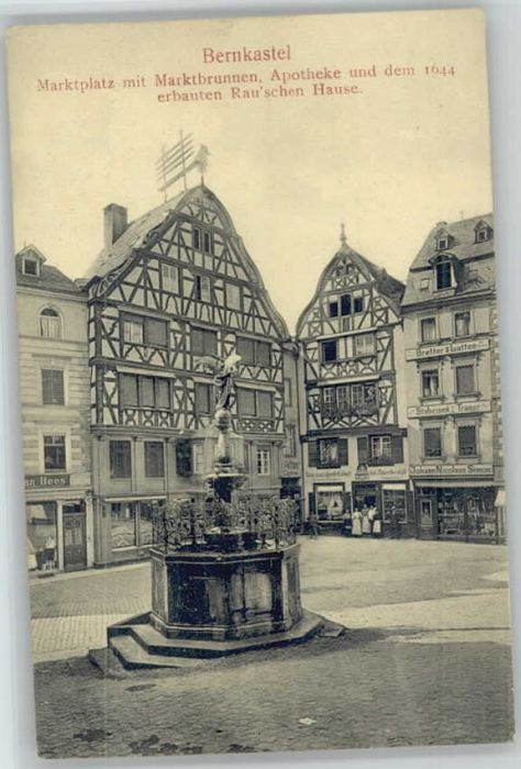 BERNKASTEL-KUES Berncastel Rheinland-Pfalz Marktplatz Brunnen Apotheke Rauschen