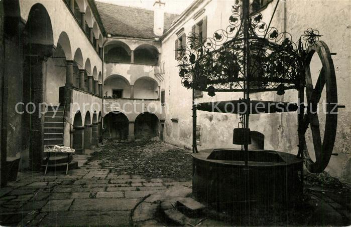 Riegersburg Burghof mit Brunnen