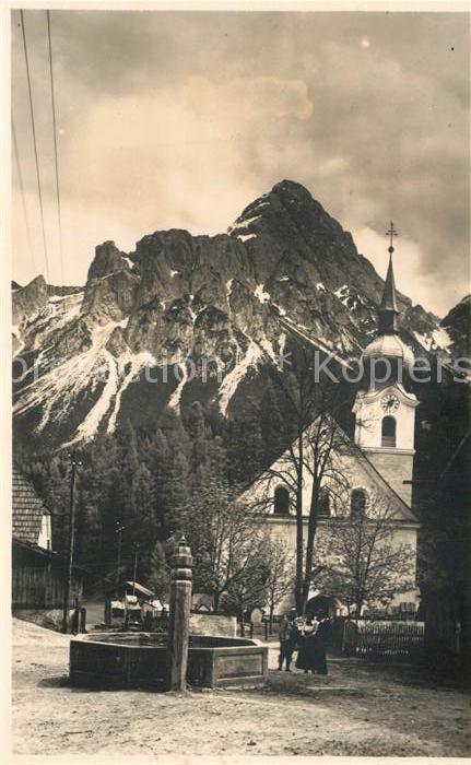 Voeslau Oesterreich Dorfbrunnen Kirche