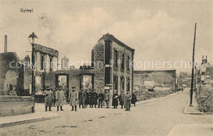 Rethel Ardennes Soldaten im zerstoerten Rethel