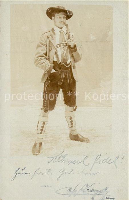 Muenchen Bayern Junger Mann in Trachten