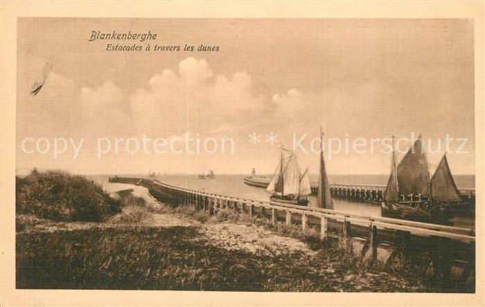 Blankenberghe Estacades a travers les dunes bateaux