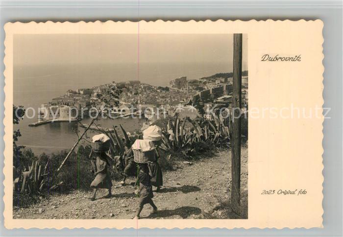 Dubrovnik Ragusa mit Frauen die Koerbe auf dem Kopf tragen