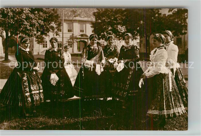 Kalocsa Bauernmaedchen in Festtracht