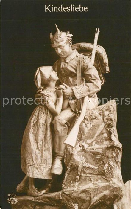 Skulpturen Kindesliebe Soldat Kind