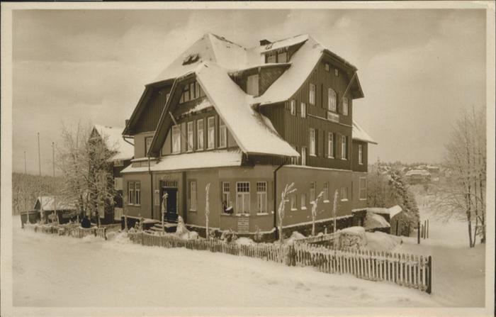 Oberhof Thueringen Haus ind der Sonne Wintersportplatz
