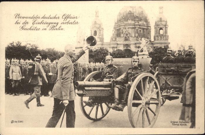 BERLIN  CITY Verwundeter Offizier