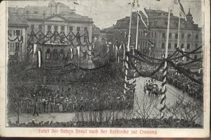 BERLIN  CITY Fahrt der Hohen Braut nach der Hofkirche zur Trauung