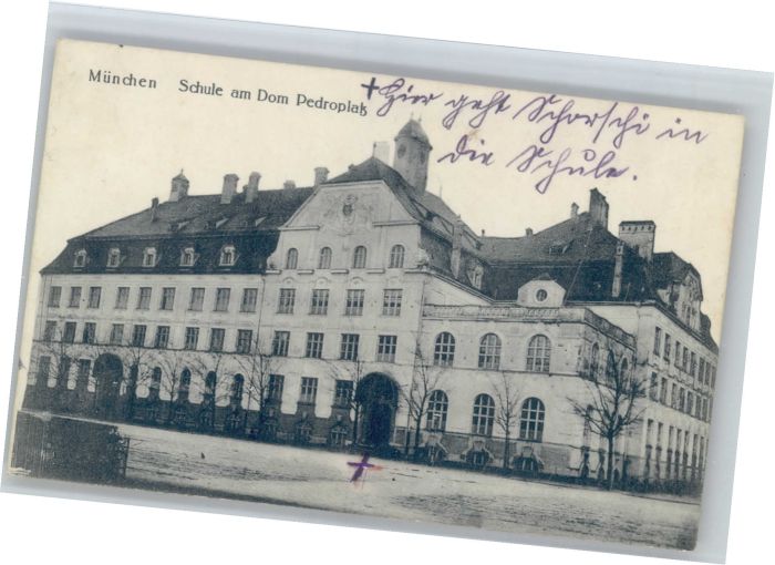Muenchen om Pedroplatz Schule