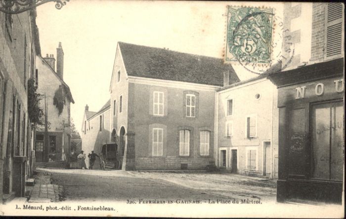 Ferrieres-en-Gatinais Place Martroi
