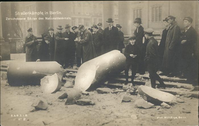 Berlin Strassenkämpfe Zerschossene Staten des