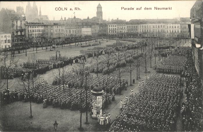 Koeln Soldaten Parade auf Neumarkt