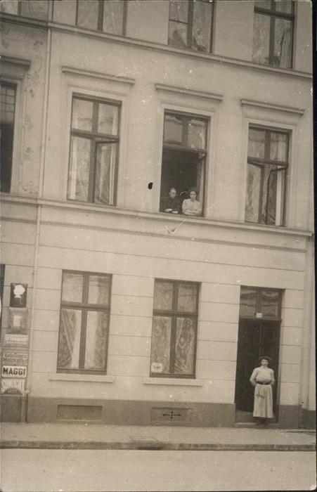 Koeln Wohnhaus Frauen
