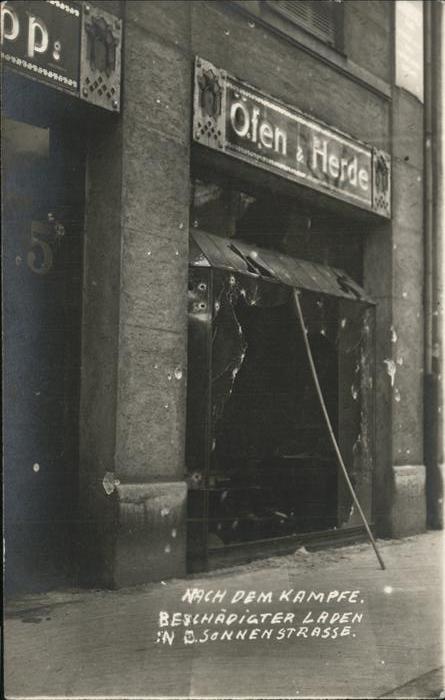 Muenchen Nach dem Kampfe beschädigter Laden Sonn