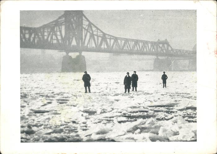 Duisburg Ruhr Zugefrorener Rhein zwischen Duisburg un