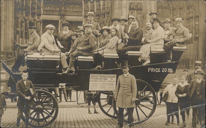 Koeln Rhein Pferdewagen voller Menschen