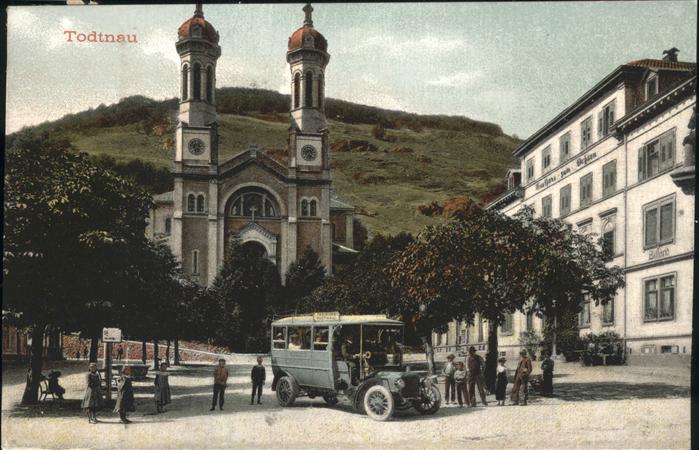 Todtnau Schwarzwald BW Autobus vor der Kirche