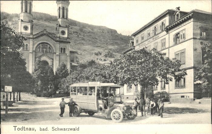 Todtnau Schwarzwald BW Autobus vor der Kirche