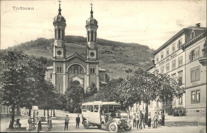 Todtnau Schwarzwald BW Autobus vor der Kirche