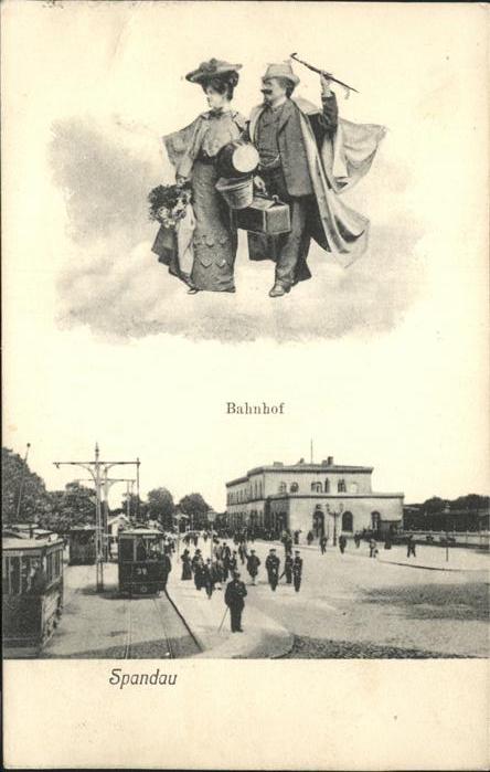 Spandau Bahnhof Strassenbahn reisendes Paar