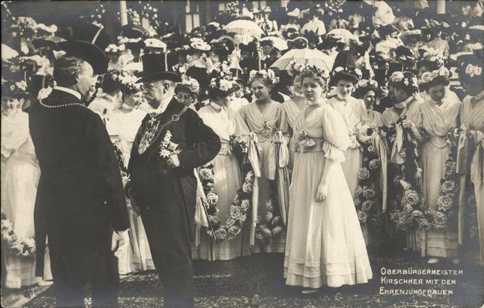 BERLIN  CITY Oberbuergermeister Kirschner mit Ehrenjungfrauen
