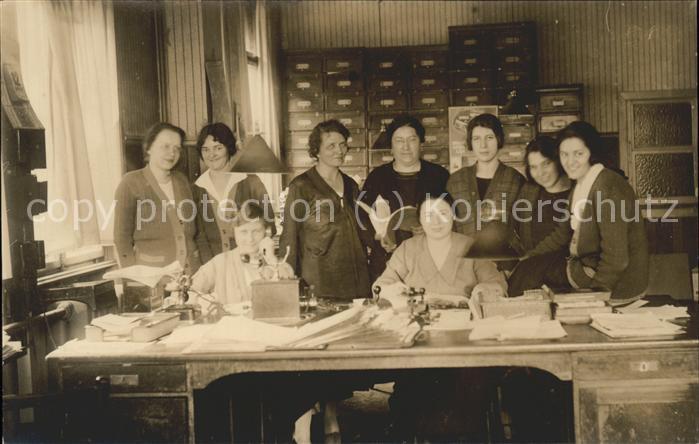 Friedrichroda Schreibtisch Gruppenfoto Frauen