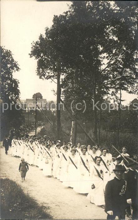 Rosswein Aufzug Frauen in Weiss