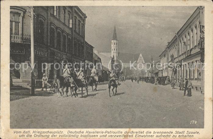 Szawle Deut.Kavallerie-Truppen durchreiten die brennende Stadt