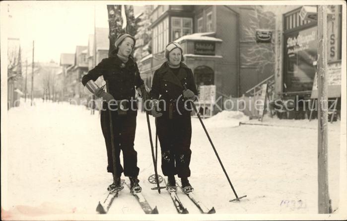 Oberhof Thueringen Strassenansicht im Winter mit Skilanglä