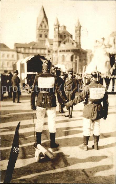 Koeln Rhein Narren als Polizisten verkleidet von Hi