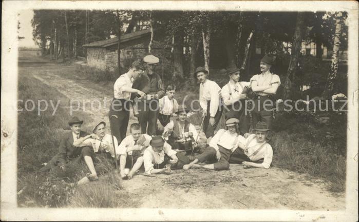 Osnabrueck junge Männer bei einer Rast