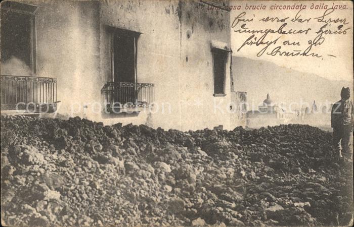 Napoli Neapel Una casa brucia circondata dalla lava