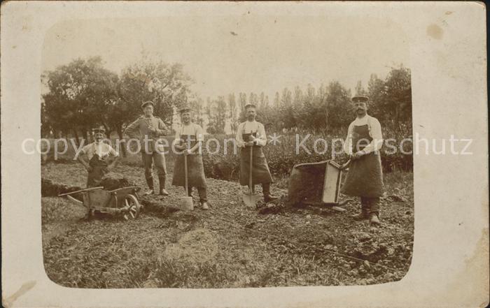 Radolfzell Bodensee Feldarbeiter mit Aufseher
