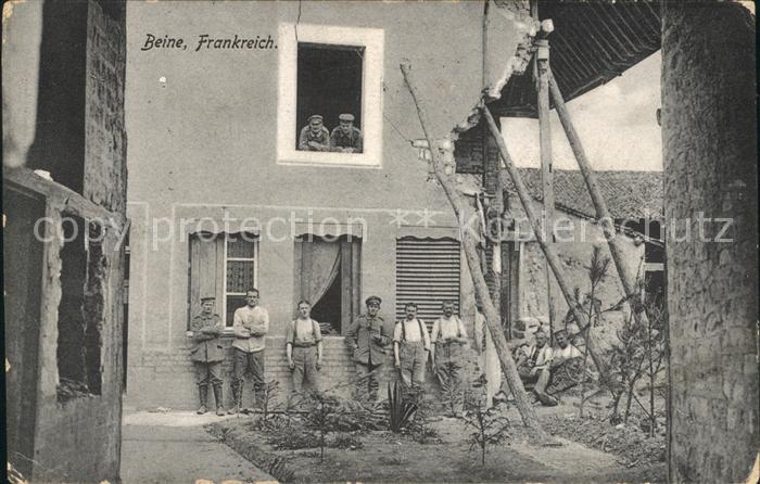 Beine Yonne Soldaten zerstoerte Haeuser