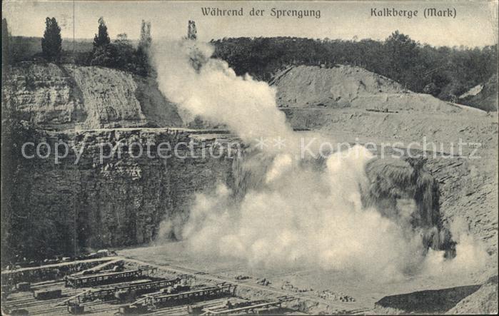 Kalkberge Waehrend einer Sprengung