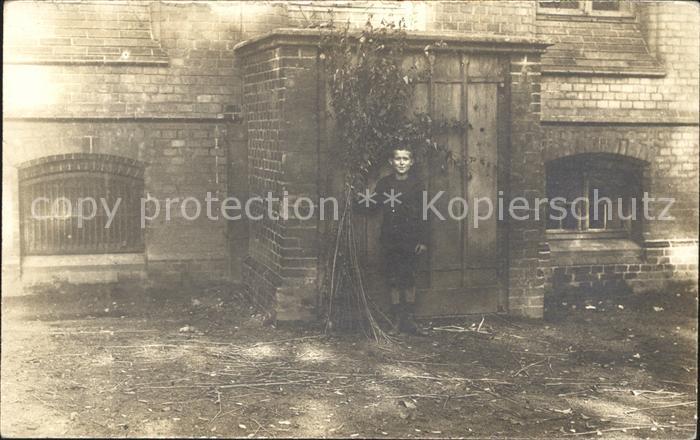 Celle Niedersachsen Junge vor Gebaeude