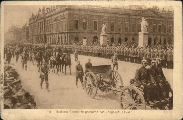 BERLIN  CITY Geschuetze Zeughaus Parade