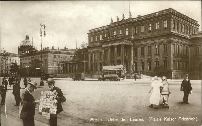 BERLIN  CITY Unter den Linden Palais Kaiser Friedrich Ansichtskartenverkaeufer