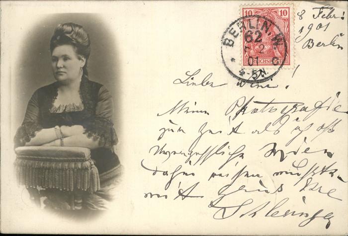 BERLIN  CITY Frauenportrait