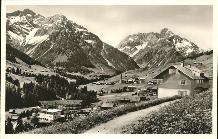 Hirschegg Kleinwalsertal Vorarlberg Haus in der Sonne