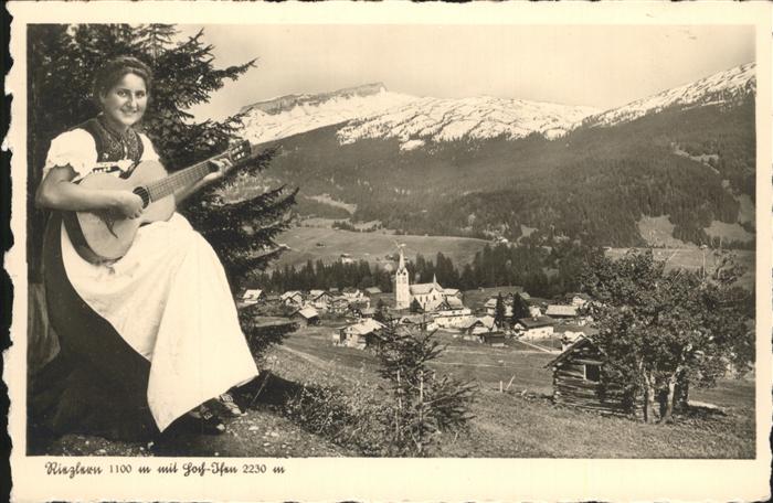 Riezlern Kleinwalsertal Vorarlberg Frau Tracht Gitarre