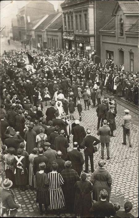 Koeln Menschenansammlung