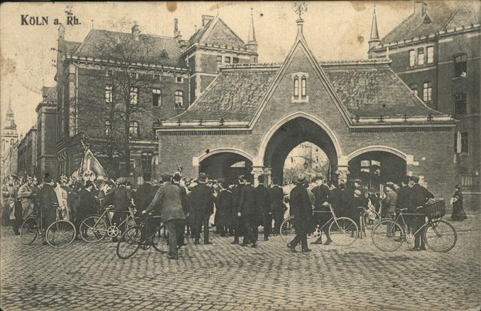 Koeln Tor Menschen mit Fahrad