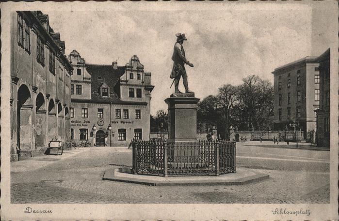 Dessau-Rosslau Schlossplatz mit Denkmal